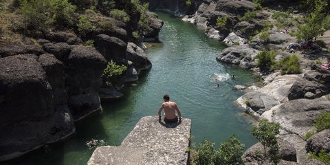 Κολυμπώντας στον ποταμό Βενετικό, στα Γρεβενά /Φωτογραφία: Sooc