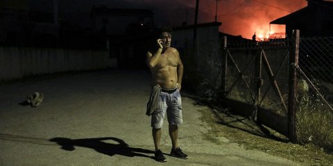 Η απόγνωση στο πρόσωπο κατοίκου της Κορινθίας με φόντο τη φωτιά που κατακαίει εκατοντάδες στρέμματα 