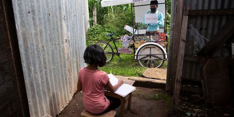 Κινητή τάξη στα χρόνια του κορωνοϊού στην Σαντα Κρουζ ντελ Κις, στη Γουατεμάλα. Ο δάσκαλος επισκέπτεται τους μαθητές του πόρτα-πόρτα με το ποδήλατo