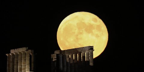 Η επιβλητική πανσέληνος του Ιουλίου με το φεγγάρι του «Κόκκινου Ελαφιού» πάνω από το Σούνιο