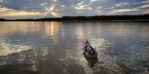Ψαράδες στον ποταμό Ασουσνσιόν της Παραγουάης φορούν μάσκες για τον κορωνοϊό πριν βγουν στα ανοιχτά