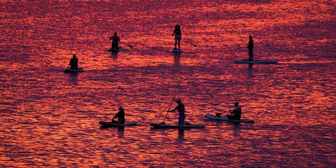 Ο ποταμός Βελικάγια βάφτηκε κόκκινος από το ηλιοβασίλεμα στην Αγία Πετρούπολη της Ρωσίας