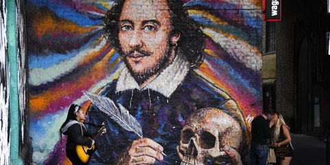 Ζευγάρι ανταλλάσσει παθιασμένο φιλί μπροστά στην εικόνα του συγγραφέα του έρωτα Ουίλιαμ Σαίξπηρ, στις όχθες του Τάμεση / Φωτογραφία: AP Photos