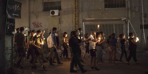 Διαδηλωτές στο Λίβανο με κεριά λίγες ώρες πριν την παραίτηση της κυβέρνησης