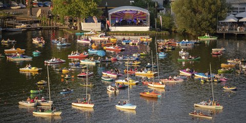 Στη Γερμανία απολαμβάνουν τη Φιλαρμονική μέσα σε βάρκες