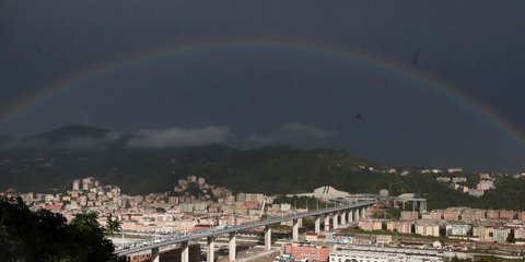 Τα εγκαίνια της νέας υπερσύγχρονης γέφυρας στη Γένοβα της Ιταλίας, συνοδεύτηκαν από ένα απολαυστικό ουράνιο τόξο