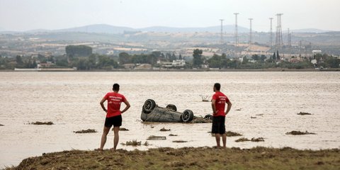 Αυτοκίνητο αναποδογυρισμένο μέσα στις λάσπες στην Εύβοια