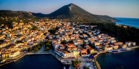 Παιχνίδια του ήλιου στο γραφικό λιμάνι της Πύλου -Φωτογραφία: Eurokinissi/Αντώνης Νικολόπουλος