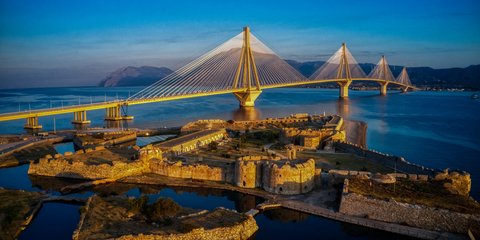 Η αρμονική συνύπαρξη του παλιού με το σύγχρονο: Η γέφυρα και το κάστρο του Ρίου, στο φως της ανατολής