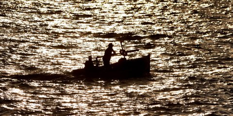 Δύο υπερτυχεροί, απολαμβάνουν τη θάλασσα με βάρκα, ηλιοβασίλεμα στην Πειραϊκή -Φωτογραφία: EUROKINISSI/ΚΑΡΛΗ ΙΣΜΗΝΗ