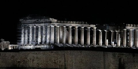 Η τελευταία ημέρα με τον παλιό φωτισμό στον ιερό βράχο της Ακρόπολης