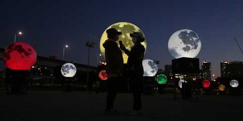 Installation με φεγγάρια σε πάρκο της Σεούλ, για να αυξηθεί το ηθικό των κατοίκων, εν μέσω Covid-19 /Φωτογραφία: ΑΡ