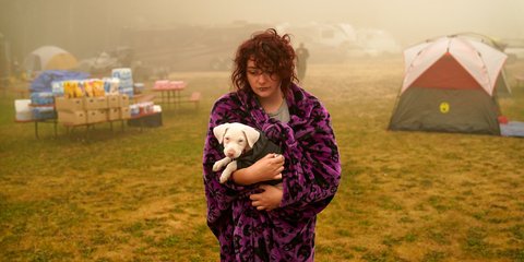 Φωτιά στο Ορεγκον -Νεαρή σε camp για τους κατοίκους που έχουν εκκενώσει τα σπίτια τους -«Είναι ωραία εδώ, μπορείς σχεδόν να ξεχάσεις τι πραγματικά συμβαίνει...»/ΑΡ