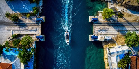 Ενα πλοίο περνά από την βυθιζόμενη γέφυρα στον ισθμό της Κορίνθου 