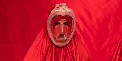 Μοντέλο φορά δημιουργία κατά τη διάρκεια της Εβδομάδας μόδας Mercedes-Benz στη Μαδρίτη