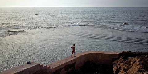 Ετοιμος να βουτήξει στον Ατλαντικό, ένας Μαροκινός στο Ραμπάτ