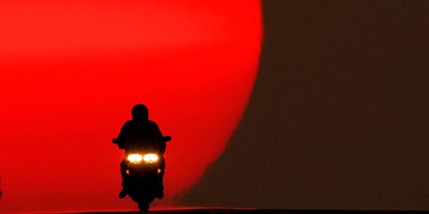 Η σιλουέτα ενός μοναχικού μοτοσικλετιστή στο ηλιοβασίλεμα -Κάπου στις ΗΠΑ