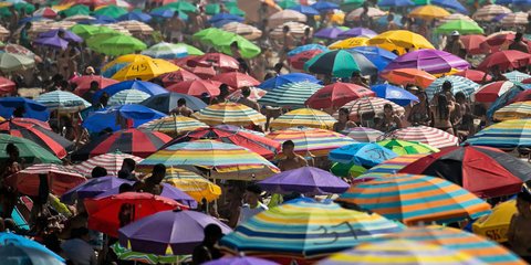 Αμέτρητες ομπρέλες και ακόμη περισσότεροι λουόμενοι στην παραλία Ιπανέμα του Ρίο ντε Τζανέιρο