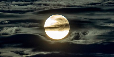 Η πανσέληνος του καλαμποκιού περιτριγυρισμένη από σύννεφα στον ουρανό της Φρανκφούρτης 