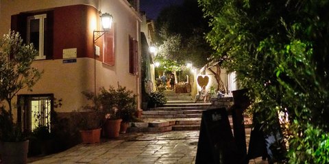 Φθινοπωρινό βράδυ στη συνοικία των Θεών, την Πλάκα 