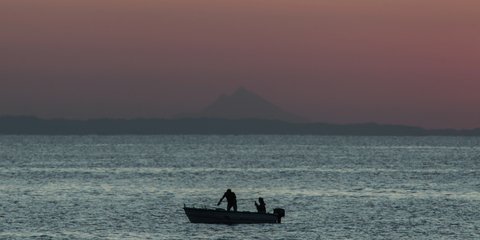 To όρος Αθως, στην ανατολή του ηλίου από τα παράλια της Λάρισας... /Φωτογραφία: EUROKINISSI/ΘΑΝΑΣΗΣ ΚΑΛΛΙΑΡΑΣ