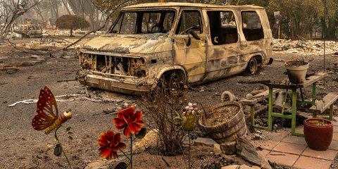 Φωτιές στο Ορεγκον, οτι απέμεινε από ένα βαν σε περιοχή που κατέκαψε η πυρκαγιά στη Δυτική Ακτή