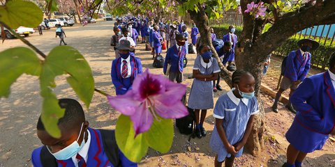 Ουρά μαθητών στη Χαράρε της Ζιμπάμπουε -Με μάσκες και λιγότερο αριθμό μαθητών, περισσότερους δασκάλους