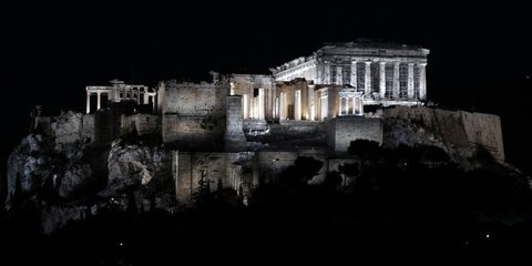 Ακρόπολη: Ο ναός που ενσαρκώνει το πνεύμα της Δημοκρατίας άλλαξε φωτισμό και έλαμψε ξανά ανά την υφήλιο