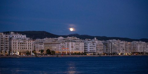 Η μπλε πανσέληνος πάνω από τη Θεσσαλονίκη 