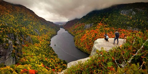Παλέτα φθινοπωρινών χρωμάτων στην κοιλάδα Keene της πολιτείας της Νέας Υόρκης