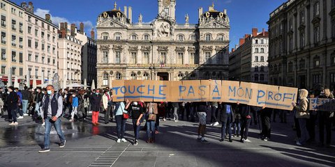 «Μην ακουμπάτε τον καθηγητή μου»! Μαθητές με πλακάτ στη Λιόν διαμαρτύρονται μετά την φρικτή δολοφονία, δι' αποκεφαλισμού, εκπαιδευτικού στη Γαλλία