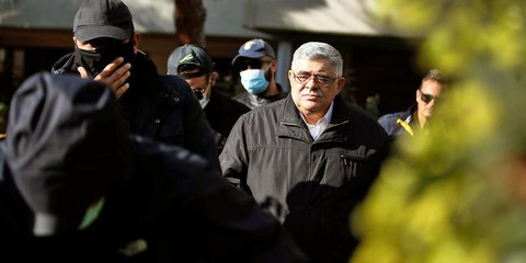 Το τέλος της εγκληματικής ναζιστικής συμμορίας Χρυσή Αυγή: Ο Μιχαλολιάκος οδηγείται στη ΓΑΔΑ 