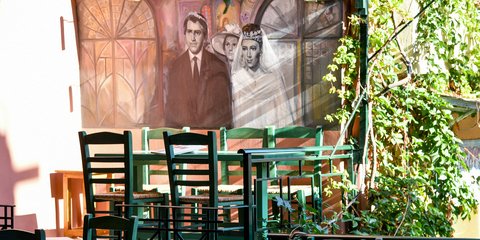 Γκράφιτι με τον «Αντωνάκη» (Γ. Κωνσταντίνου) και την «Ελένη» (Μάρω Κοντού) σε καφέ στην Πλάκα 