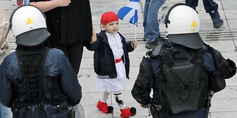 Πιτσιρικάς ντυμένος τσολιαδάκι με την ελληνική σημαιούλα στο Σύνταγμα για την 28η Οκτωβρίου