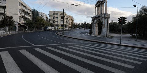 Την παραμονή του lockdown η Αθήνα θύμιζε Χριστούγεννα, την πρώτη ημέρα εφαρμογής του, Δεκαπενταύγουστο!
