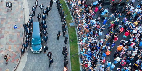Η αυτοκινητοπομπή ακολουθεί τη σορό του Ντιέγκο Μαραντόνα από το προεδρικό Μέγαρο στο Μπουένος Άιρες για την τελευταία του κατοικία / Φωτογραφία: AP Photos