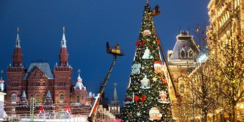 Εργάτες στήνουν Χριστουγεννιάτικο δέντρο στην Κόκκινη Πλατεία της Μόσχας 