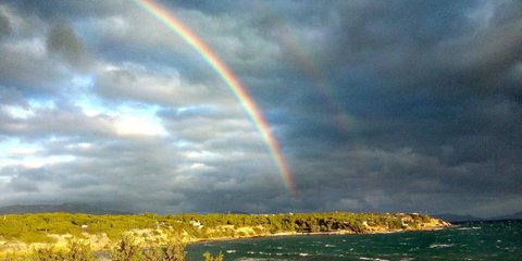 Διπλό ουράνιο τόξο στη Λούτσα -Φωτογραφία: Eurokinissi/Χρυσούλα Αργυρόπουλου