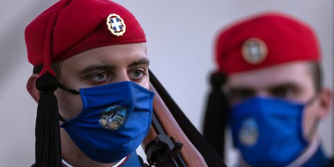 Αυτή η εικόνα με τους εύζωνες της Προεδρικής Φρουράς να φορούν μάσκα, κάνει το γύρο του κόσμου