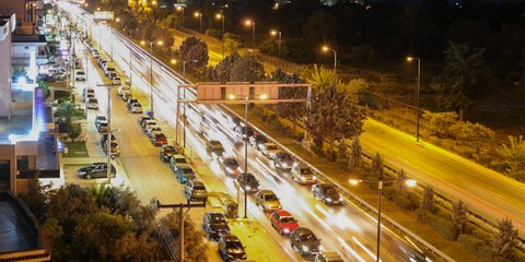 Πανοραμική εικόνα της Λεωφόρου Βουλιαγμένης με αυξημένη κίνηση, λίγη ώρα πριν επιβληθεί το ολικό lockdown