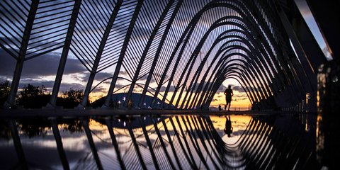 Ενας άνδρας κάνει τζόκινγκ στο Ολυμπιακό στάδιο, εν μέσω καραντίνας