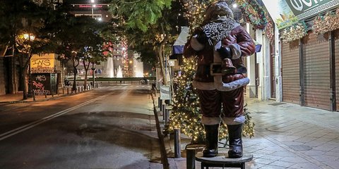 Πρώτο βράδυ αυστηρού lockdown στην Αθήνα, με τον Αι Βασίλη να θυμίζει ότι έρχονται Χριστούγεννα