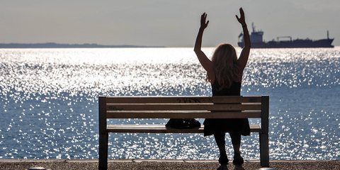 Γυμναστική σε παγκάκι της Θεσσαλονίκης εν μέσω Lockdown 