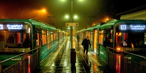 Βιαστικοί επιβάτες σε σταθμό μετρό στη Φρανκφούρτη εν μέσω πανδημίας