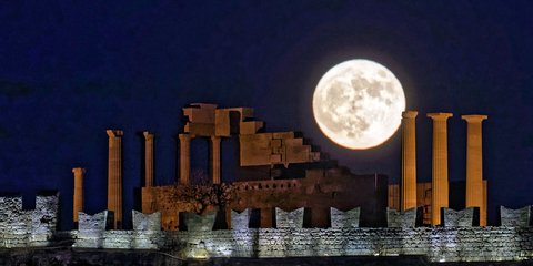Το μπλέ φεγγάρι πάνω από τη Λίνδο της Ρόδου