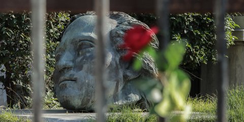 Τι να «σκέφτεται» άραγε το 2020 εν μέσω πανδημίας, η προτομή του Πολυτεχνείου;  