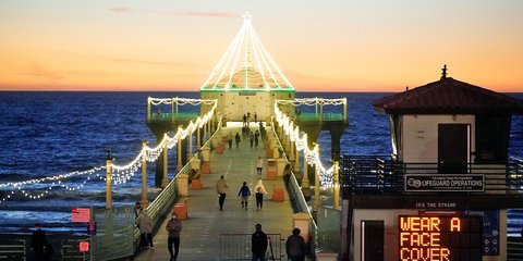 «Φοράτε μάσκα» προτρέπει η πινακίδα στη διάσημη παραλία Μανχάταν στο Λος Αντζελες 