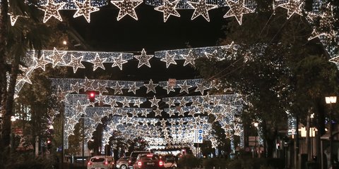 Η στολισμένη Χριστουγεννιάτικα Αθήνα, μας δίνει λίγο από την «κλεμμένη» λάμψη των γιορτών λόγω κορωνοϊού