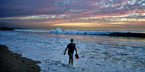 Η μαγεία, μαγεία και η μάσκα... μάσκα στην παραλία της Σάντα Μόνικα στην Καλιφόρνια 