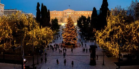 Ανάσα από φως η στολισμένη για τα Χριστούγεννα πλατεία Συντάγματος 